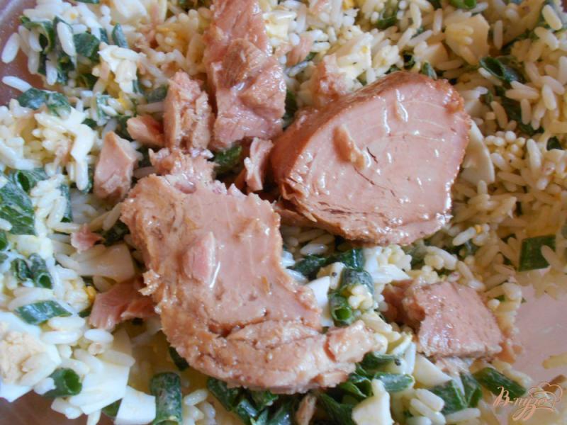 Фото приготовление рецепта: Салат с тунцом, рисом и яйцом шаг №7
