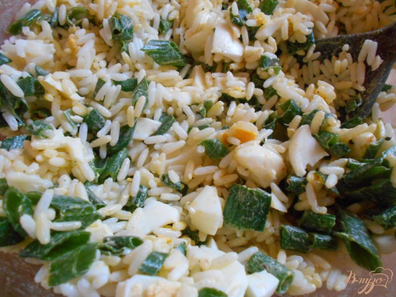 Фото приготовление рецепта: Салат с тунцом, рисом и яйцом шаг №5