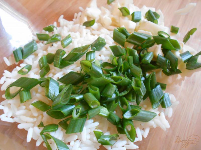 Фото приготовление рецепта: Салат с тунцом, рисом и яйцом шаг №4