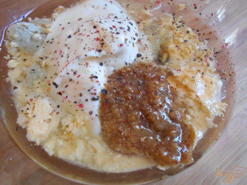 Фото приготовление рецепта: Салат с тунцом, рисом и яйцом шаг №8