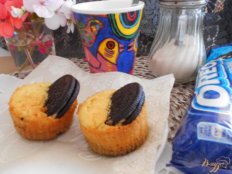 Фото приготовление рецепта: Кексы с печеньем « Орео» шаг №7