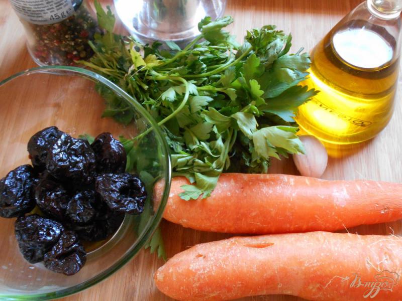 Фото приготовление рецепта: Салат из моркови и чернослива шаг №1