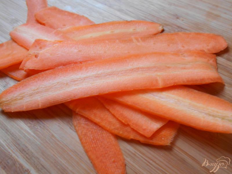 Фото приготовление рецепта: Салат из моркови и чернослива шаг №2