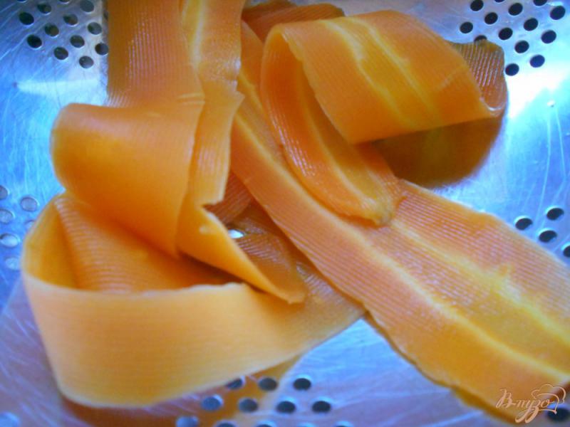 Фото приготовление рецепта: Салат из моркови и чернослива шаг №3