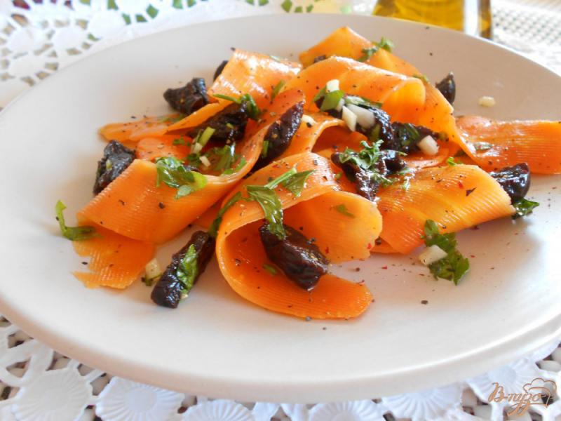 Фото приготовление рецепта: Салат из моркови и чернослива шаг №7