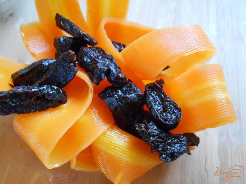 Фото приготовление рецепта: Салат из моркови и чернослива шаг №5