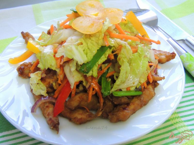 Фото приготовление рецепта: Курица под салатом из овощей шаг №8