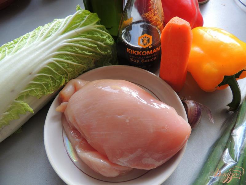 Фото приготовление рецепта: Курица под салатом из овощей шаг №1