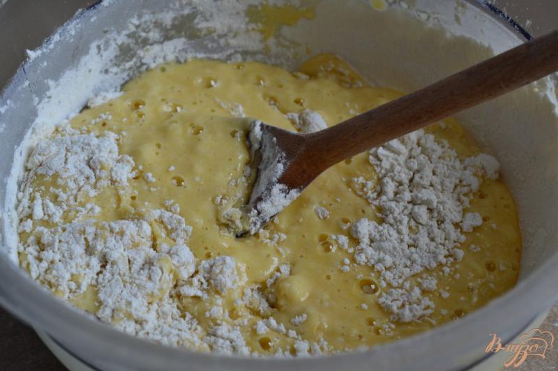 Фото приготовление рецепта: Пирог с карамелизированными персиками шаг №6