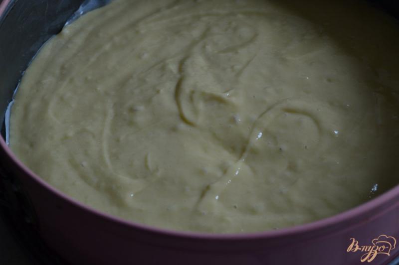 Фото приготовление рецепта: Пирог с карамелизированными персиками шаг №7