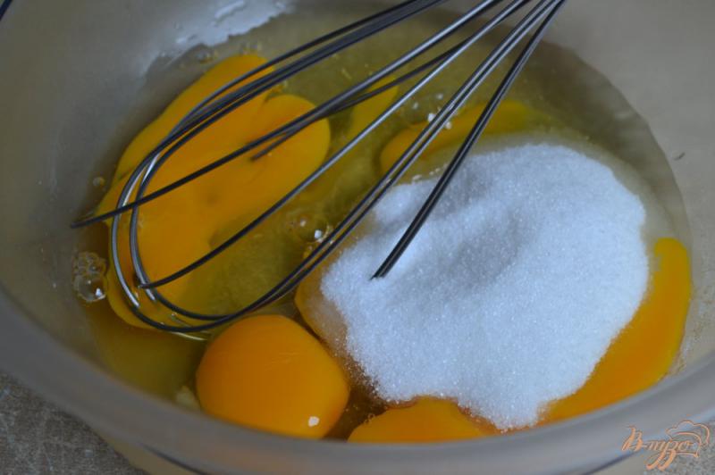Фото приготовление рецепта: Пирог с карамелизированными персиками шаг №4