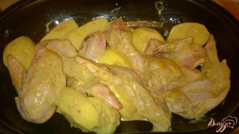 Фото приготовление рецепта: Куриные крылышки с картошкой шаг №4