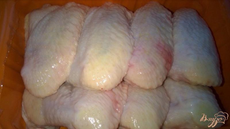 Фото приготовление рецепта: Куриные крылышки с картошкой шаг №2