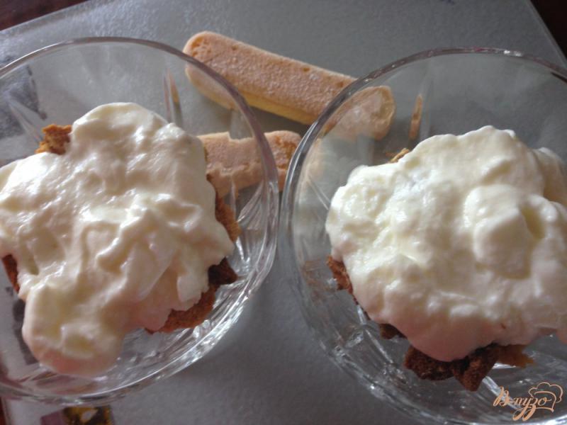 Фото приготовление рецепта: Десерт из  клубники  с бисквитами. шаг №2