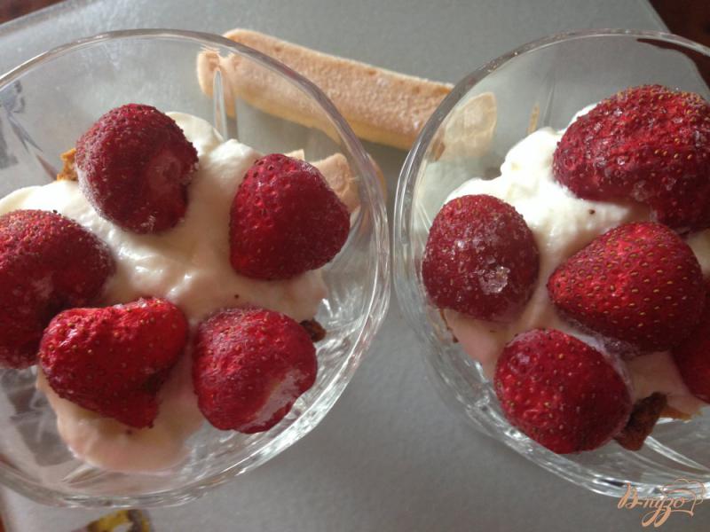 Фото приготовление рецепта: Десерт из  клубники  с бисквитами. шаг №3