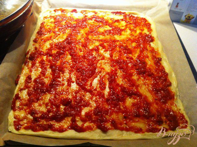 Фото приготовление рецепта: Пицца с салями и сосисками шаг №3