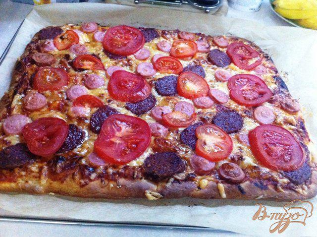 Фото приготовление рецепта: Пицца с салями и сосисками шаг №7