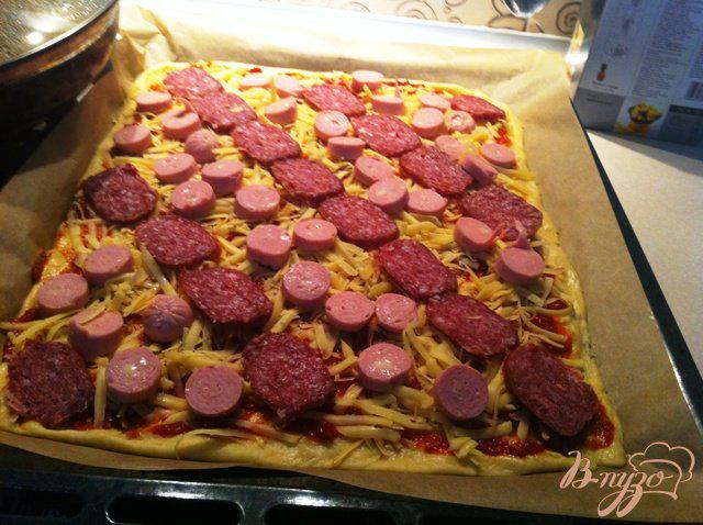 Фото приготовление рецепта: Пицца с салями и сосисками шаг №5