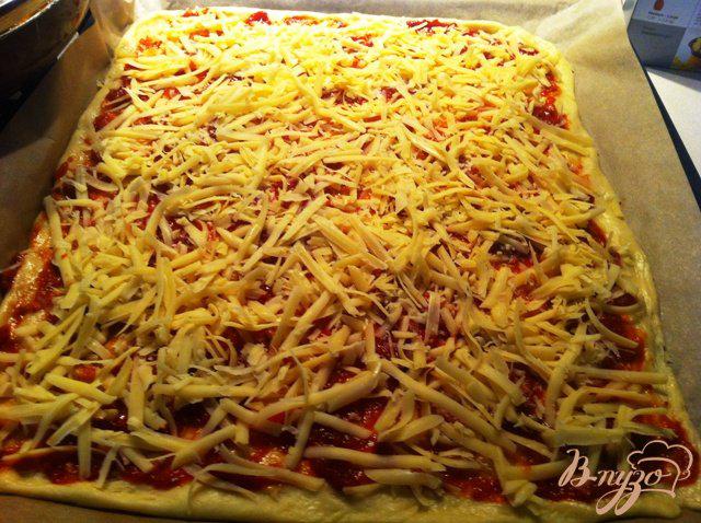 Фото приготовление рецепта: Пицца с салями и сосисками шаг №4