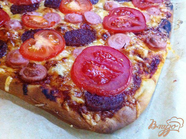 Фото приготовление рецепта: Пицца с салями и сосисками шаг №8