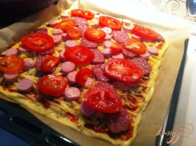 Фото приготовление рецепта: Пицца с салями и сосисками шаг №6