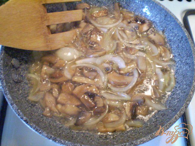 Фото приготовление рецепта: Теплый салат грибной шаг №5