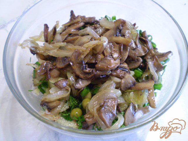 Фото приготовление рецепта: Теплый салат грибной шаг №6