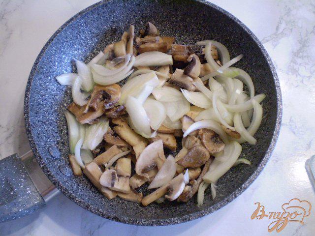 Фото приготовление рецепта: Теплый салат грибной шаг №2