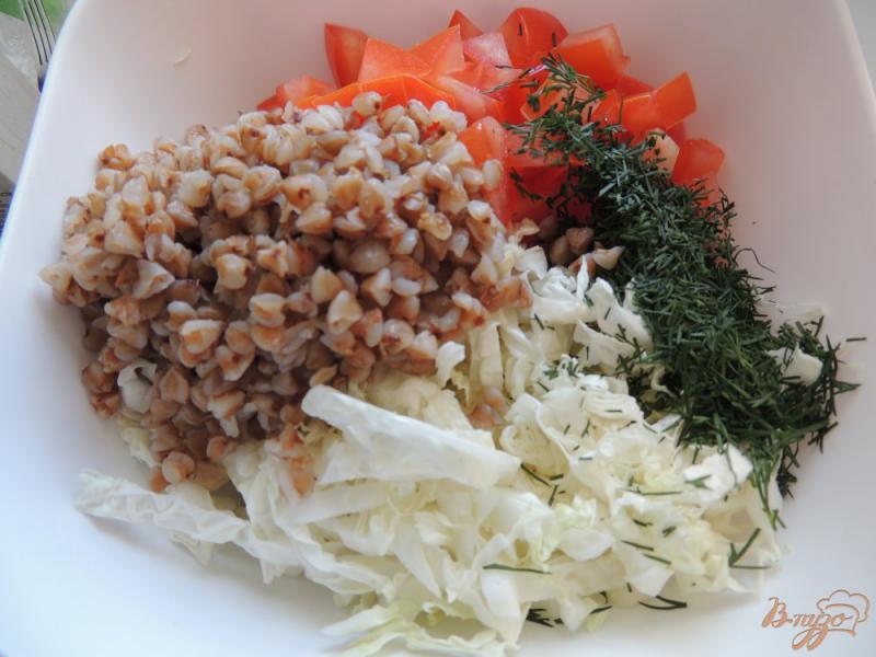 Фото приготовление рецепта: Лёгкий салат с помидорами и гречкой шаг №4