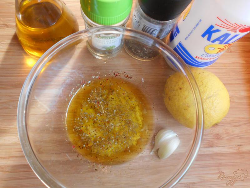 Фото приготовление рецепта: Салат с грибами и болгарским перцем шаг №2