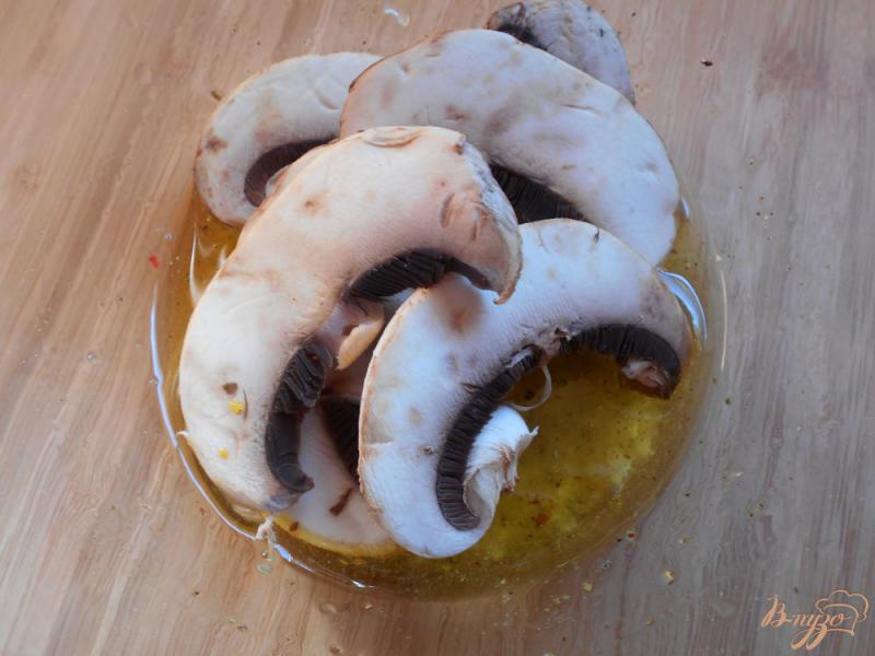 Фото приготовление рецепта: Салат с грибами и болгарским перцем шаг №3