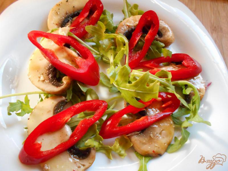 Фото приготовление рецепта: Салат с грибами и болгарским перцем шаг №5