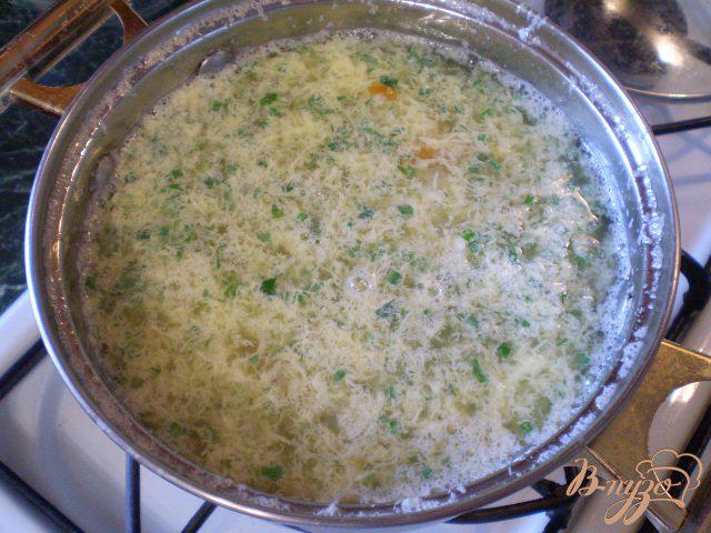 Фото приготовление рецепта: Простой суп с яйцом и зеленью шаг №8