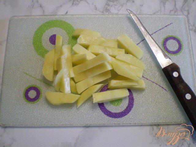 Фото приготовление рецепта: Простой суп с яйцом и зеленью шаг №4