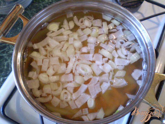 Фото приготовление рецепта: Простой суп с яйцом и зеленью шаг №5