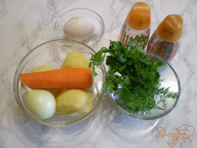 Фото приготовление рецепта: Простой суп с яйцом и зеленью шаг №1