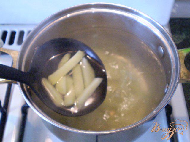 Фото приготовление рецепта: Суп из минтая и сыра шаг №6