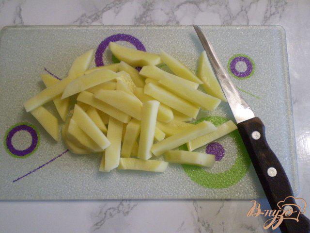Фото приготовление рецепта: Суп из минтая и сыра шаг №4