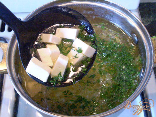Фото приготовление рецепта: Суп из минтая и сыра шаг №8