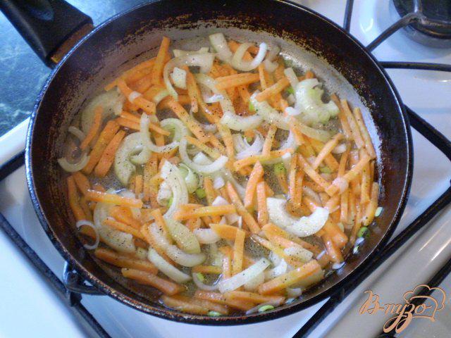 Фото приготовление рецепта: Суп из минтая и сыра шаг №3