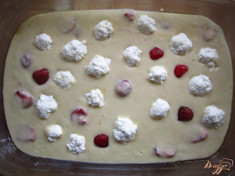 Фото приготовление рецепта: Пирог на кефире с творогом и клубникой шаг №4