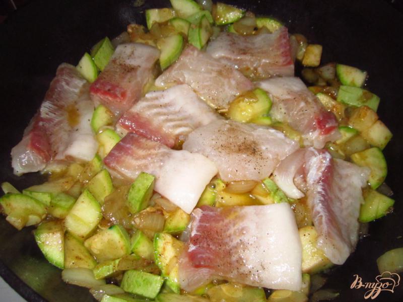 Фото приготовление рецепта: Пангасиус тушеный с кабачком под соусом шаг №4