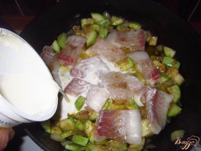 Фото приготовление рецепта: Пангасиус тушеный с кабачком под соусом шаг №5