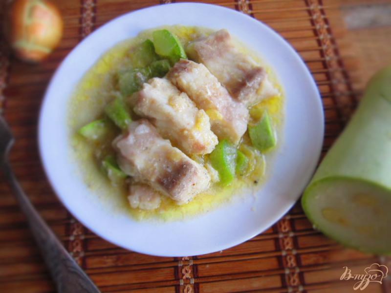 Фото приготовление рецепта: Пангасиус тушеный с кабачком под соусом шаг №7