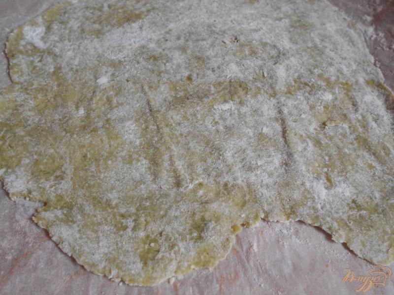 Фото приготовление рецепта: Пирог с сосисками на картофельном тесте шаг №5