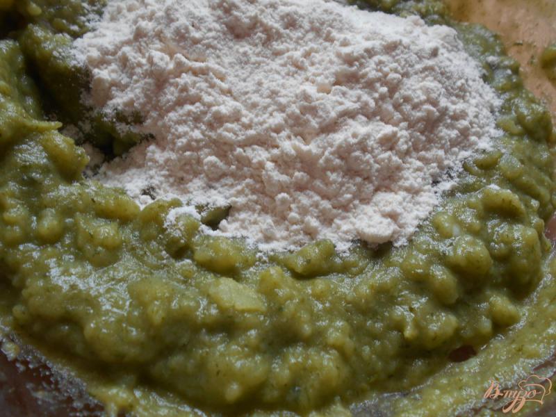 Фото приготовление рецепта: Пирог с сосисками на картофельном тесте шаг №3