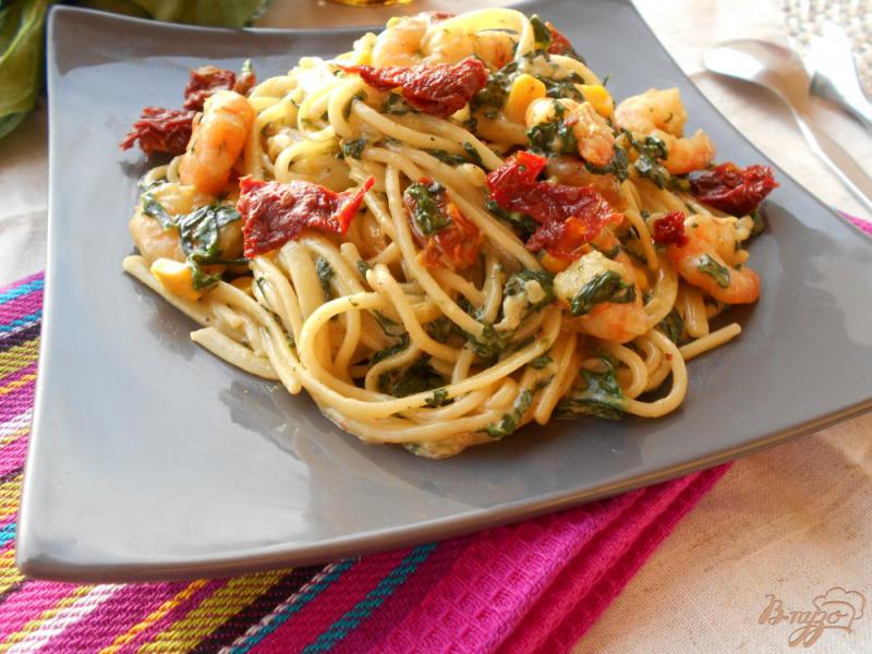 Фото приготовление рецепта: Спагетти в сливочном соусе с креветками и шпинатом шаг №8