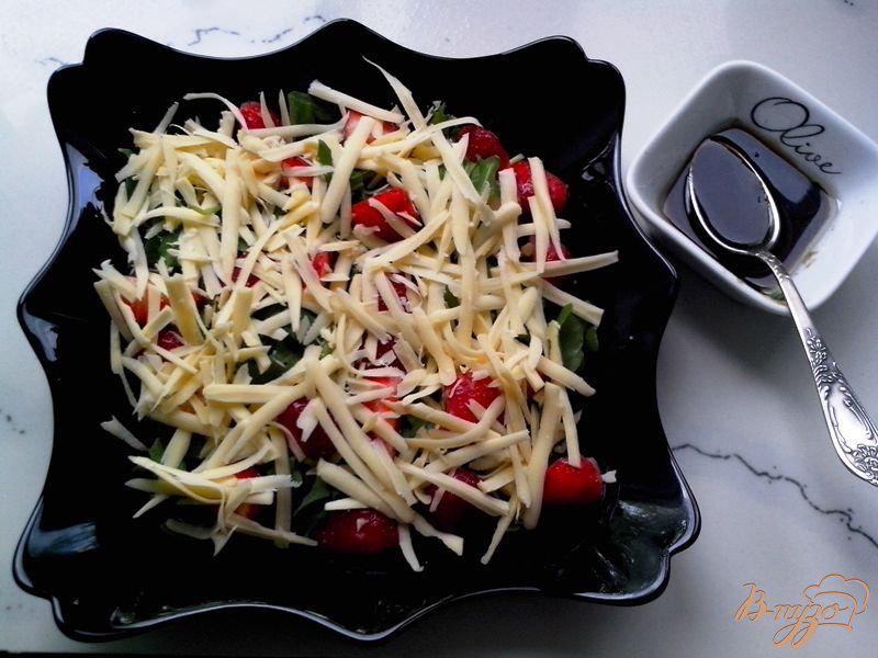 Фото приготовление рецепта: Салат из рукколы с клубникой и сыром Эдам шаг №3