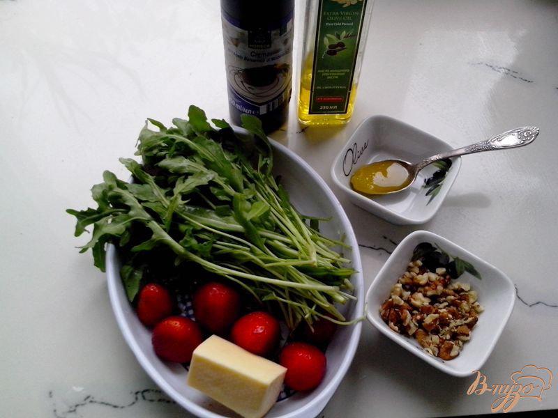 Фото приготовление рецепта: Салат из рукколы с клубникой и сыром Эдам шаг №1