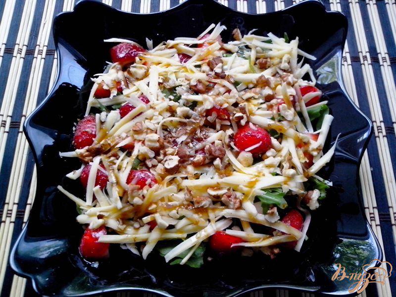 Фото приготовление рецепта: Салат из рукколы с клубникой и сыром Эдам шаг №4